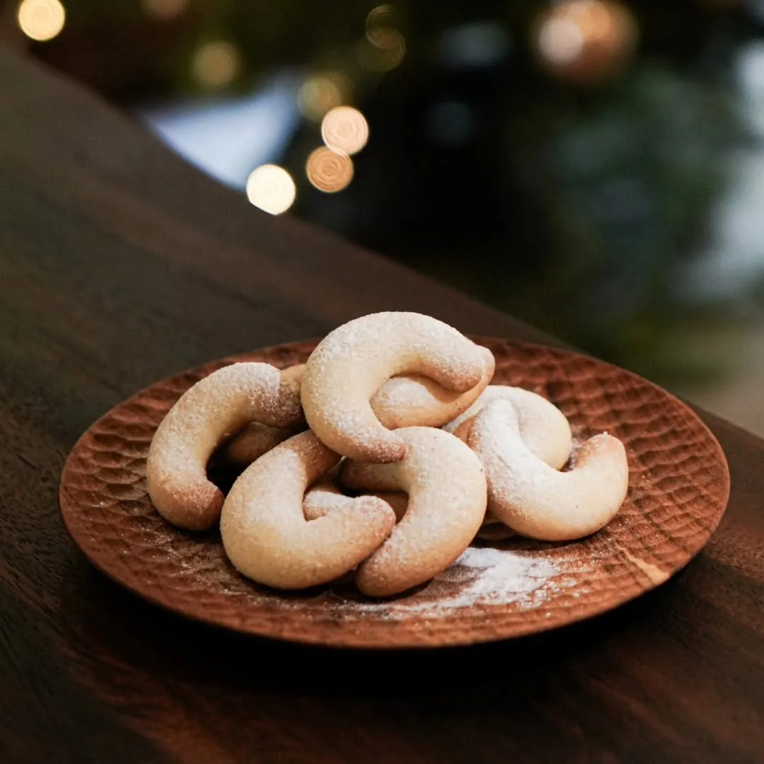 Dorle Vanillekipferl on a warm ceramic plate